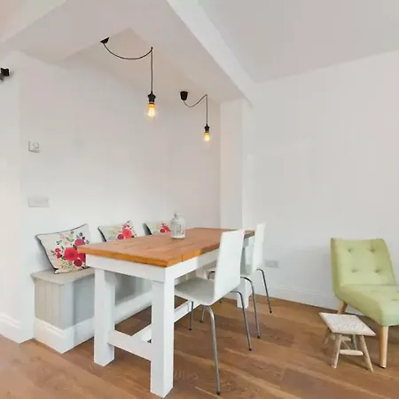 Charming Town Centre Holiday home *